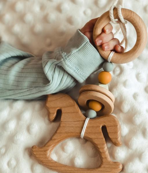 Baby Händchen mit Spielzeug