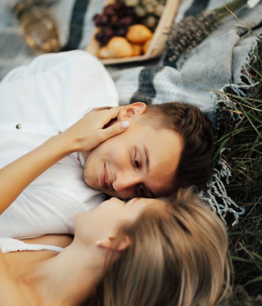 Mann und Frau auf Picknick-Decke