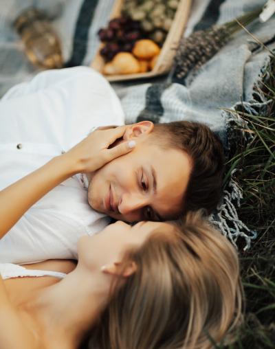 Mann und Frau auf Picknick-Decke